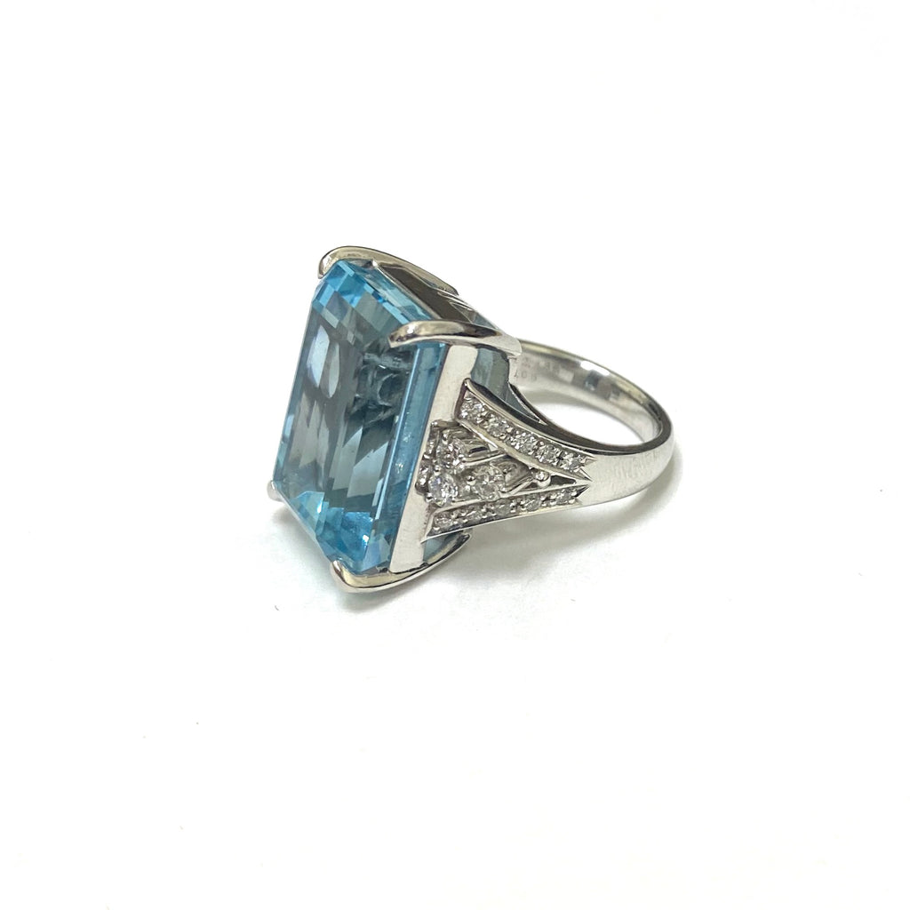 Ring in Platinum with an Aquamarine and Diamonds